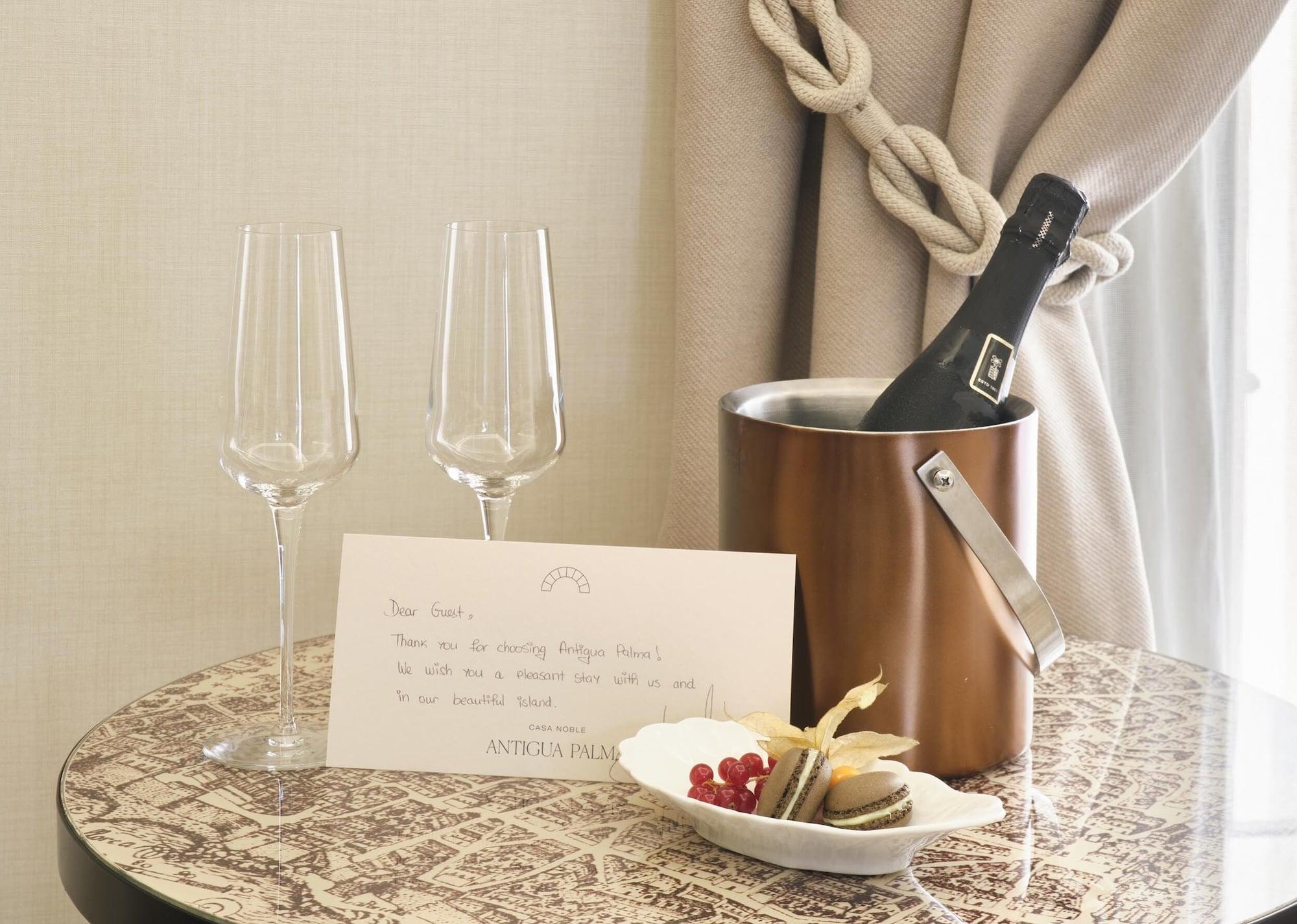 Hotel Antigua Palma - Casa Noble Zewnętrze zdjęcie A bottle of champagne in a cooler